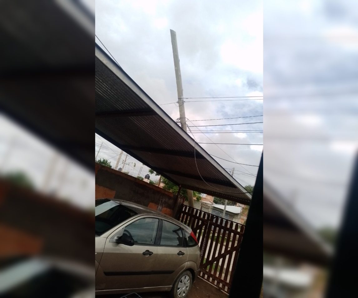 Denuncian poste en riesgo de caída sobre una vivienda en el barrio Siglo XX