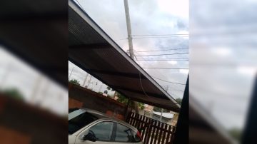 Denuncian poste en riesgo de caída sobre una vivienda en el barrio Siglo XX