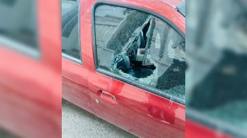 FOTOS: Robaron pertenencias del vehículo de una docente en el centro de Santiago