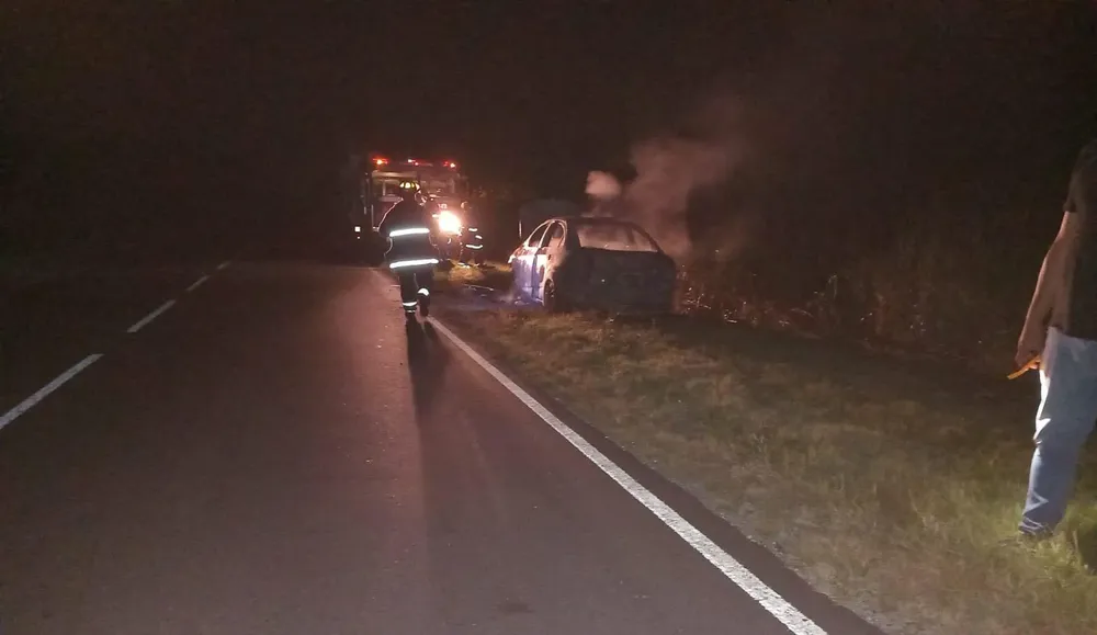 Una pareja escapó a tiempo de su auto que se incendió por completo