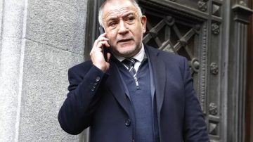 Le robaron el celular a Luis Juez mientras daba una entrevista