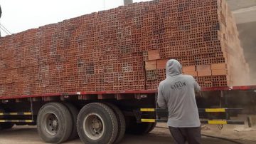 Trasladó ladrillos a una casa, el dueño lo golpeó e intentó herirlo con un cuchillo