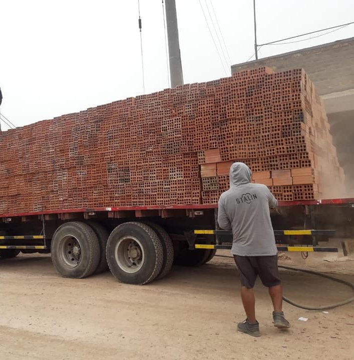 Trasladó ladrillos a una casa, el dueño lo golpeó e intentó herirlo con un cuchillo