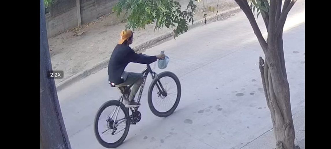 Le pidió agua a un anciano y le arrebató el celular
