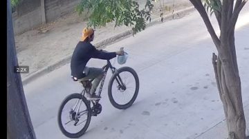 Le pidió agua a un anciano y le arrebató el celular