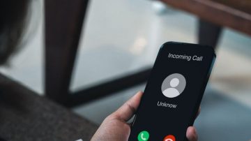 Denunció que un extraño llamaba insistentemente a su hija porque la esperaba fuera de la escuela