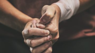 Enojada con su madre por reclamar que se ausentara, se encerró y tomó una drástica decisión