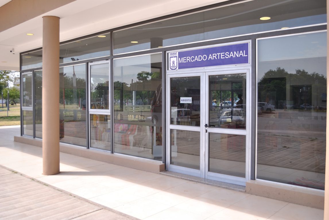 Continúa el ciclo de charlas “Santiago querido” en el Mercado Artesanal Municipal