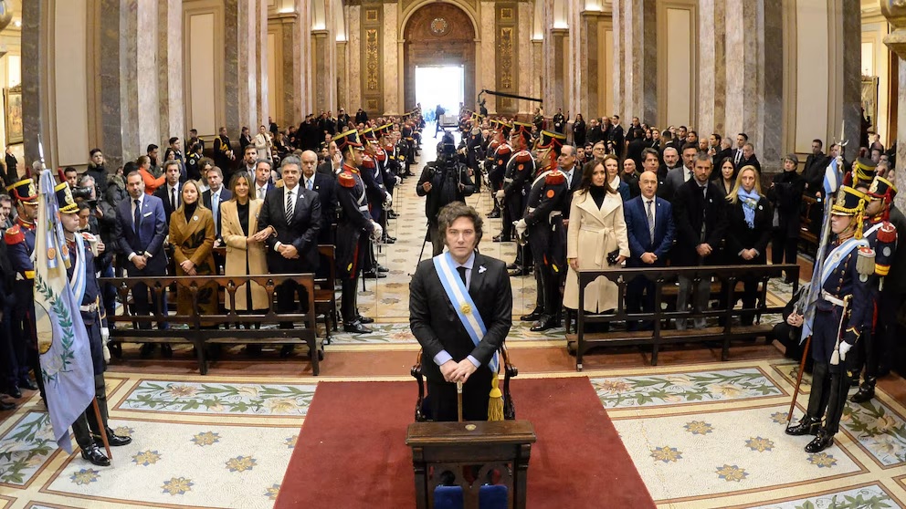 VIDEO: Milei llegó caminando al Tedeum y hubo un tenso cruce con Villarruel y Jorge Macri