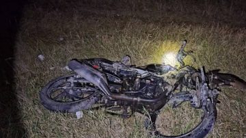 Motociclista perdió el control, chocó un árbol y murió en el acto