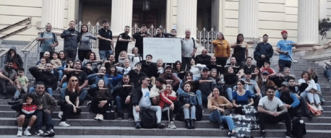 Insólito es poco: negacionistas organizaron una manifestación contra la existencia de los dinosaurios