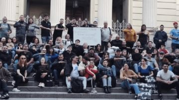 Insólito es poco: negacionistas organizaron una manifestación contra la existencia de los dinosaurios