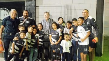 Zamora visitó el Club Ciclista Olímpico y recibió un regalo muy especial
