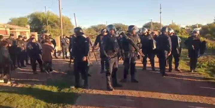 Fuerte y amplio operativo policial para desalojar a personas que intentaron usurpar un terreno privado