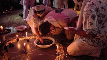 En un ritual de umbanda, el pai le clavó una botella de vidrio rota en el cuello a uno de los participantes