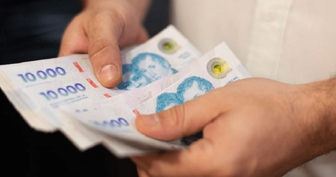 Tensión entre el Gobierno y los gremios por el salario mínimo de $302.600