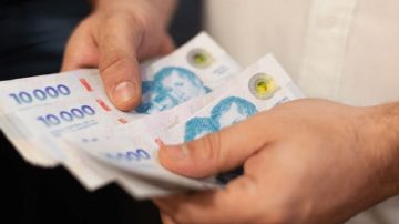 Tensión entre el Gobierno y los gremios por el salario mínimo de $302.600