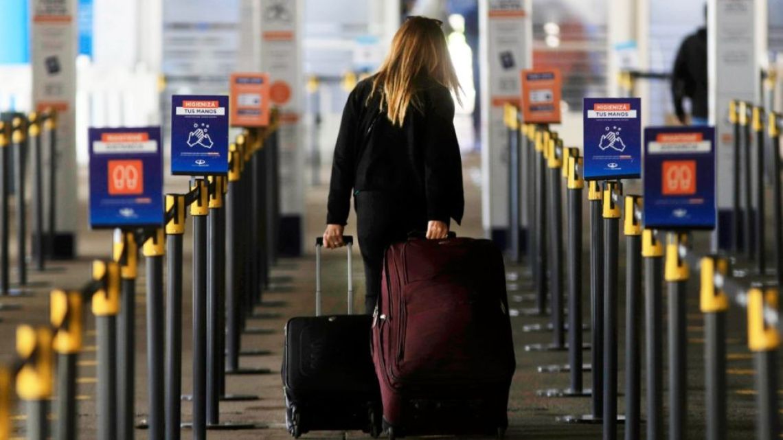 El turismo emisivo creció casi un 100% en marzo y el receptivo cayó 24%