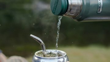 Una mujer le arrojó agua hervida en las nalgas de un jugador que lesionó a su hijo