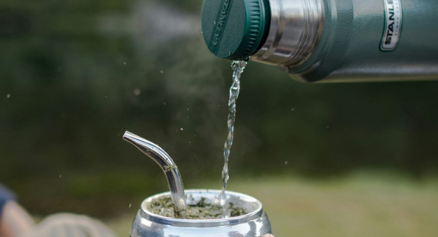 Una mujer le arrojó agua hervida en las nalgas de un jugador que lesionó a su hijo