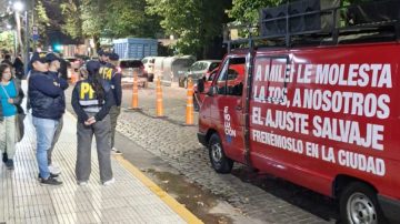 Llevaron altoparlantes con el sonido de toses al acto de Milei y Adorni y los detuvieron