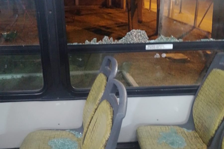 Atacaron a piedrazos a un colectivo de la línea 17 en el barrio 25 de Mayo