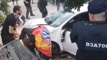 IMÁGENES SENSIBLES | En la previa de Espanyol – Barcelona una mujer arrolló a cientos de hinchas