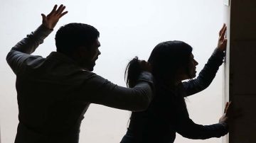 Salvaje agresión de un hombre a su pareja porque no le gustó la comida que hizo