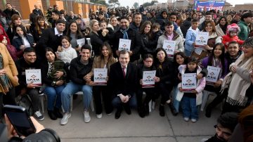 Zamora entregó 704 viviendas en el B° Parque del Río III y ratificó que se reactivarán obras públicas