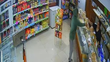 VIDEO | El gesto de la empleada de una despensa con el delincuente al que encontró robando