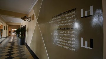 Susto en la Escuela Normal: dos mujeres se descompensaron al quedar atrapadas junto a un bebé en el ascensor