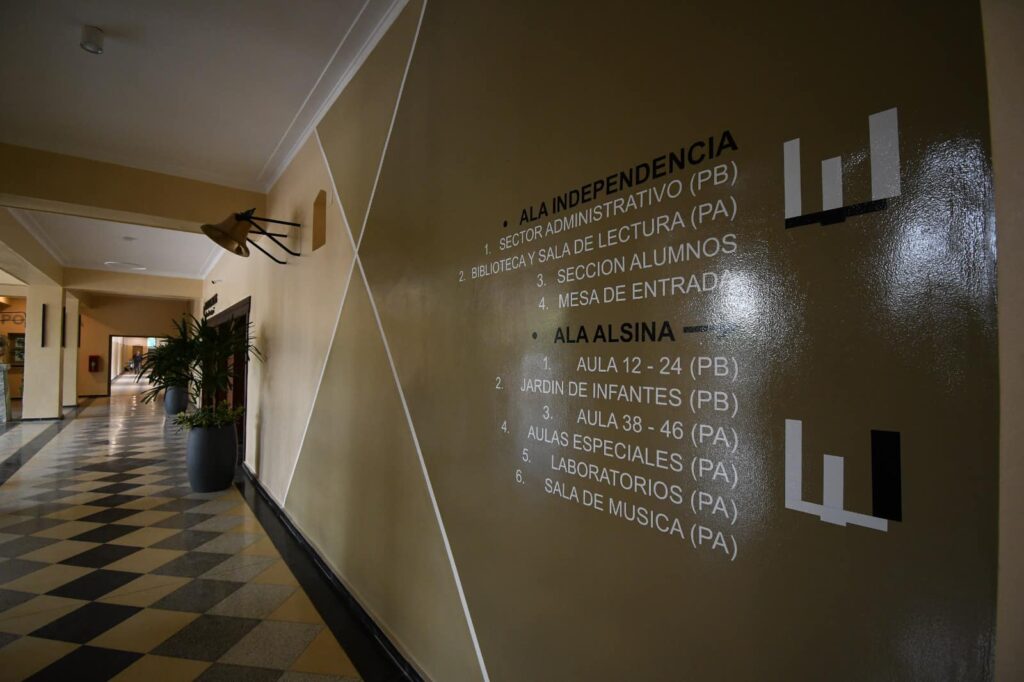 Susto en la Escuela Normal: dos mujeres se descompensaron al quedar atrapadas junto a un bebé en el ascensor