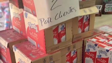 Comerciante de Frías dona leche próxima a vencer a vecinos de bajos recursos