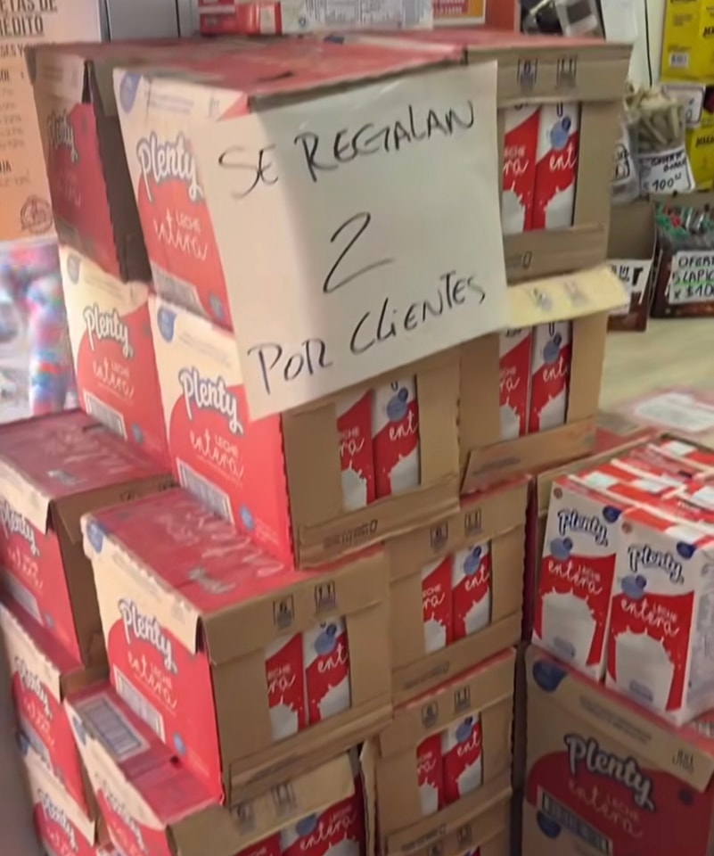 Comerciante de Frías dona leche próxima a vencer a vecinos de bajos recursos