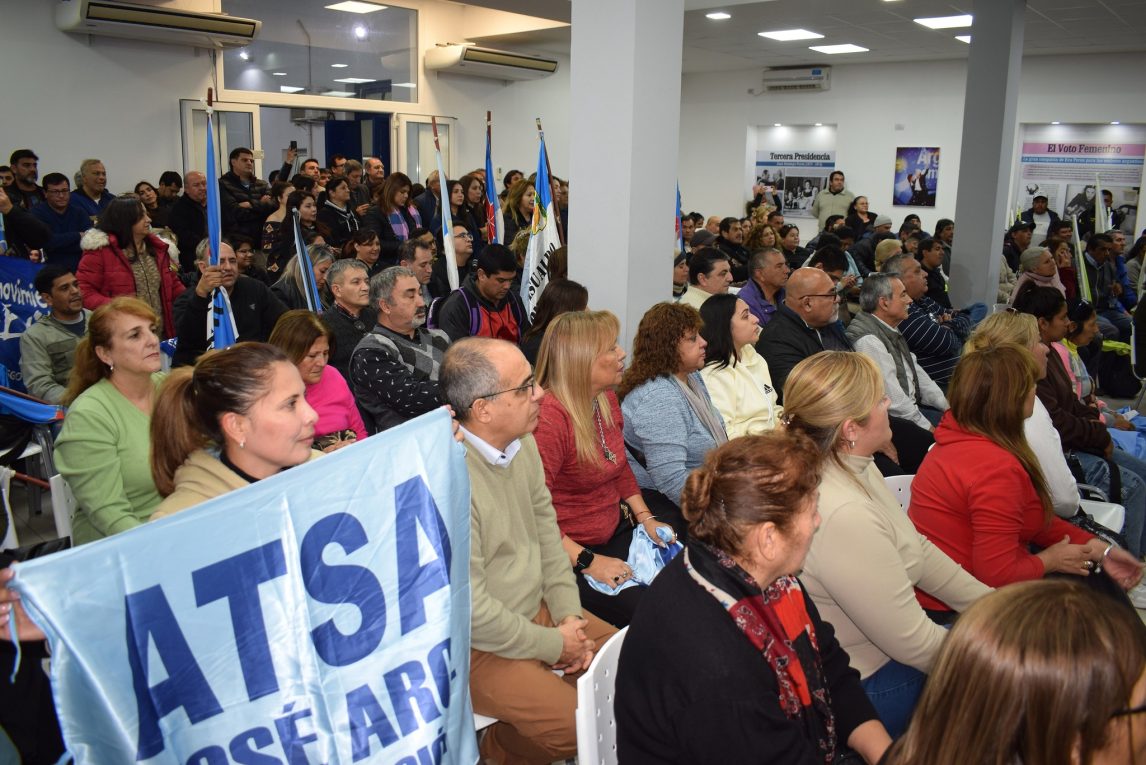La sede santiagueña del PJ desbordó de militantes en respaldo a Cristina Kirchner