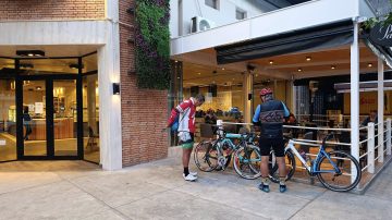 Ciclistas denuncian discriminación en una conocida panadería de Santiago del Estero