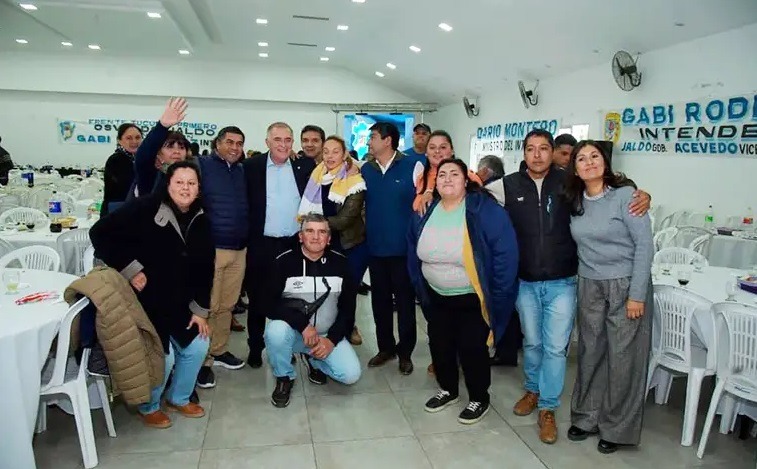 Insólito: le robaron el celular a Osvaldo Jaldo mientras se sacaba una foto
