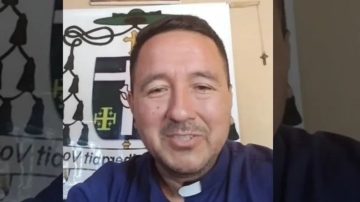 Otro escándalo en el caso Loan: condenaron por abuso sexual al cura que acompañaba a la familia en las marchas