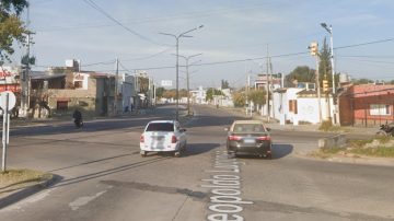 Una mujer que circulaba en moto con sus dos pequeñas fue embestida por un remis y quedó inconsciente