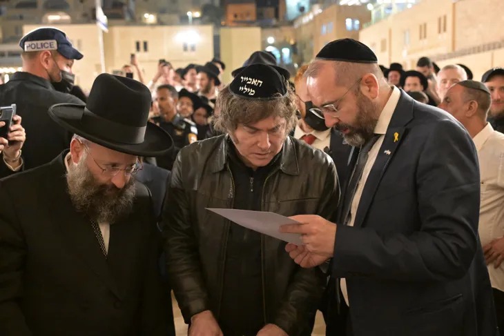 Javier Milei llegó a Israel y fue a rezar al Muro de los Lamentos