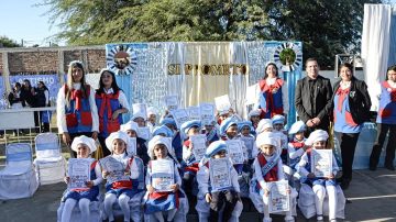 Emotivo acto de promesa de cariño de los alumnos de los jardines de infantes municipales de Clodomira
