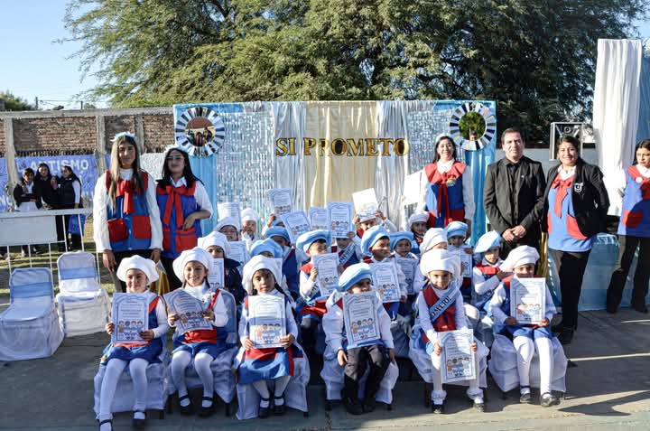 Emotivo acto de promesa de cariño de los alumnos de los jardines de infantes municipales de Clodomira
