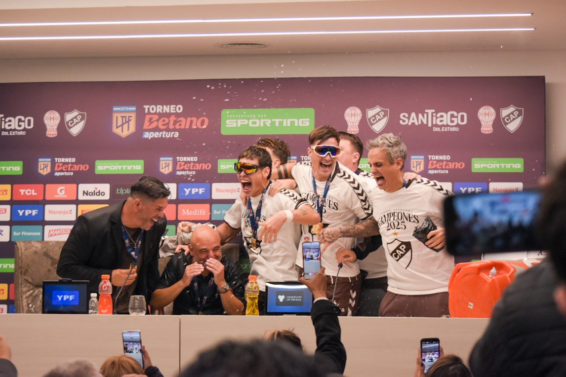 El momento divertido en la conferencia de la dupla técnica campeona, Orsi-Gómez