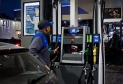 Las ventas de combustibles cayeron hasta un 18% en Santiago y alertan por menor consumo: “La gente usa menos el auto”