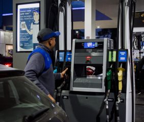 Las ventas de combustibles cayeron hasta un 18% en Santiago y alertan por menor consumo: “La gente usa menos el auto”