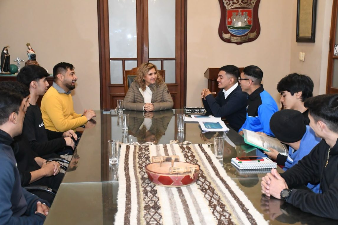 La intendente Fuentes recibió a jóvenes deportistas que practican calistenia en Santiago