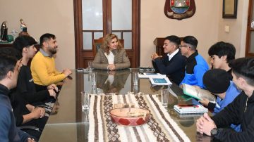 La intendente Fuentes recibió a jóvenes deportistas que practican calistenia en Santiago