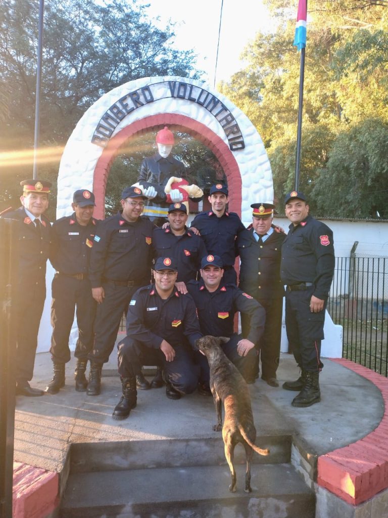 Bomberos voluntarios de La Banda conmemoraron su día con izamiento y desfile