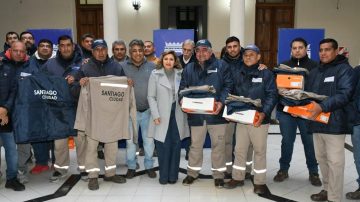 La intendente Fuentes entregó más de 160 uniformes de trabajo al personal  de la Dirección de Electricidad