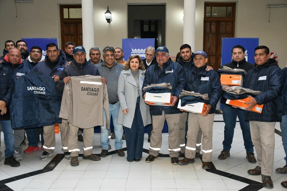 La intendente Fuentes entregó más de 160 uniformes de trabajo al personal de la Dirección de Electricidad